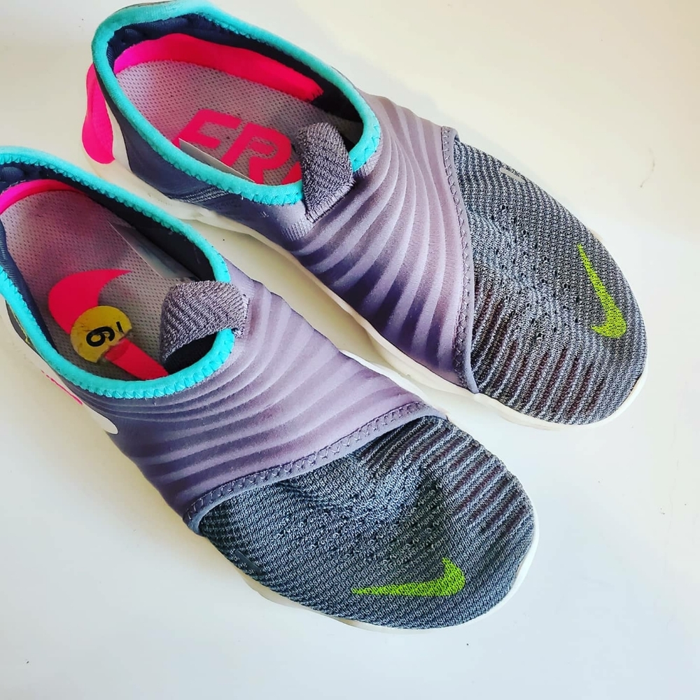RUNNING SHOES